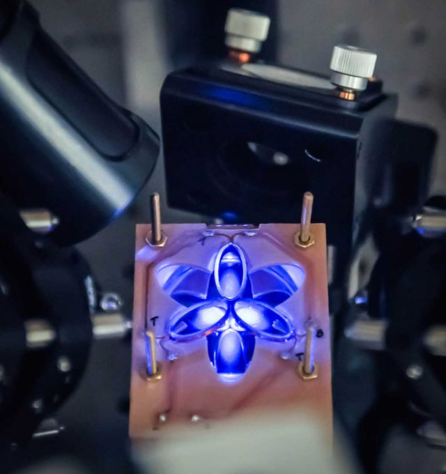 Glowing Atomic Clover